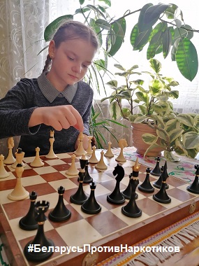 Лена предпочитает играть в шахматы