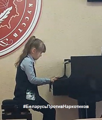 Полина предпочитает играть на пианино