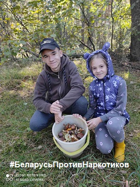 Маша и Никита с пользой проводят время с семьей в лесу